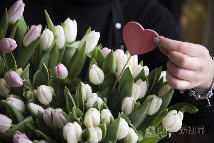 一大束郁金香和一颗心