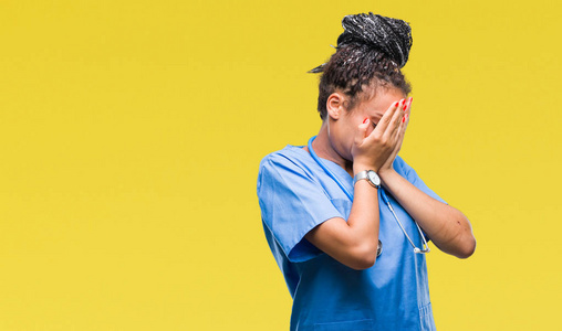 年轻编织头发非洲裔美国女孩专业外科医生在孤立的背景与悲伤的表情覆盖脸与手, 而哭。抑郁症的概念