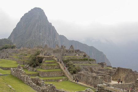 在阴天 Pichuu 的景色。秘鲁库斯科。雕刻成完美装配的石头。联合国教科文组织世界遗产
