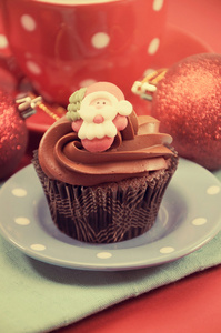 圣诞老人面临针对红巨星的圣诞巧克力蛋糕