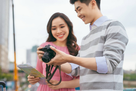 年轻的亚洲爱好者使用相机和享受旅行与城市景观的背景, 旅游概念
