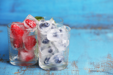 彩色冰块图片-彩色冰块素材-彩色冰块插画-摄图新视界