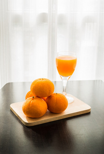 杯鲜榨橙汁与四个橙色