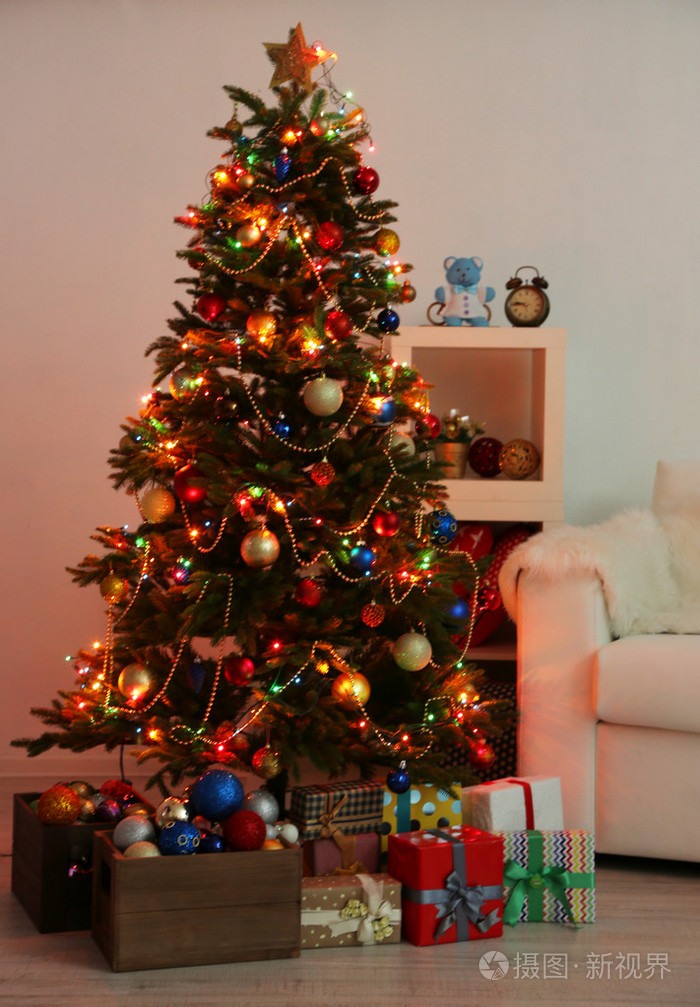 在晚上的装饰家居室内背景的圣诞树