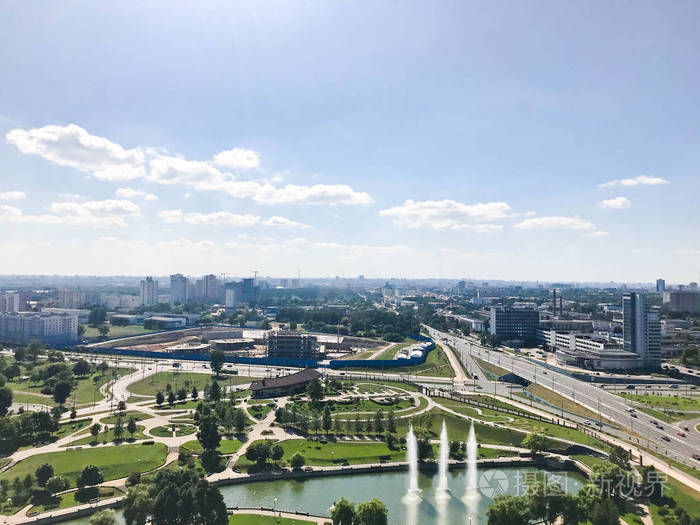 从一个很高的高度, 在一个美丽的绿色城市, 许多道路和高层建筑, 建筑