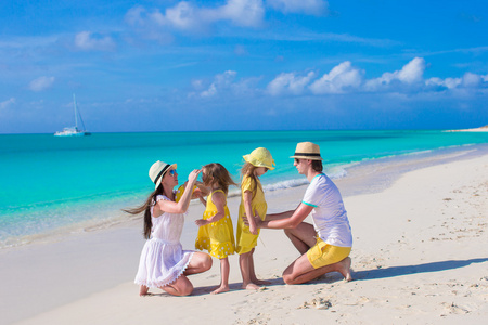 幸福美满的家庭，在加勒比海度假