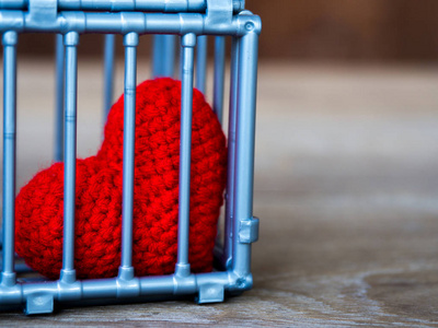 心在笼子里放上一张木桌, 它显示了对自由和爱的封闭.