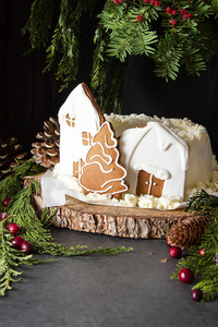 蛋糕用姜蜜蛋糕装饰的房子。圣诞故事深色背景