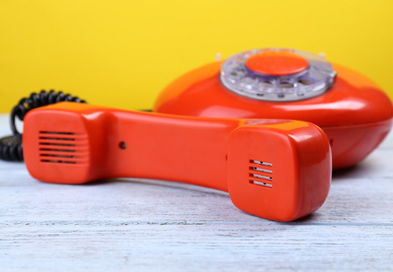 在彩色背景上的复古红色电话关闭