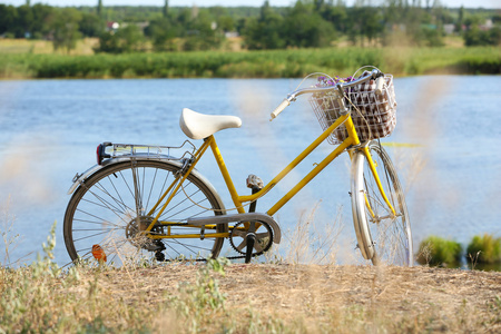 在日落期间湖附近的自行车