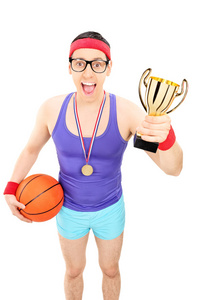 篮球运动员举行金色奖杯