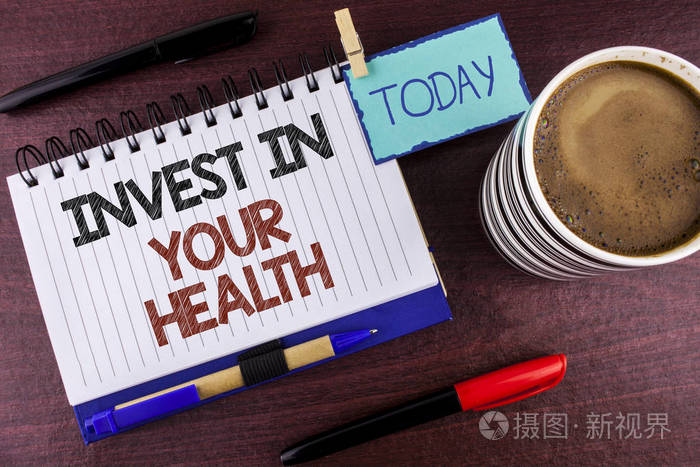 文字写作为你的健康投资。在个人医疗保健的商业概念上写在记事本上的木质背景今天剪辑笔标记咖啡杯