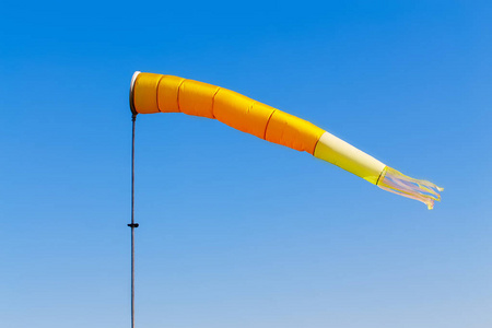 机场 windsock 在小地方机场, 在蓝天背景在大风天气