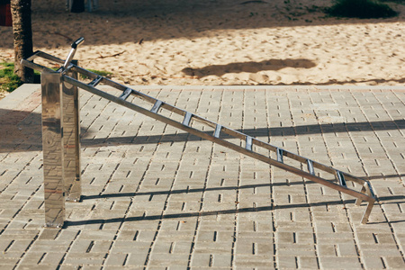 巴西海滩免费健身器材。露天健身房在海滩的白天时间形象。供市民使用的健身器材