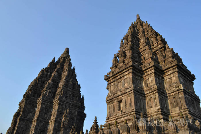 更近的步行到 Prambanan, 最美丽的雕刻印度教之一