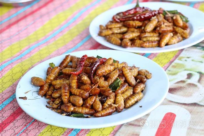 在街边食物油炸昆虫