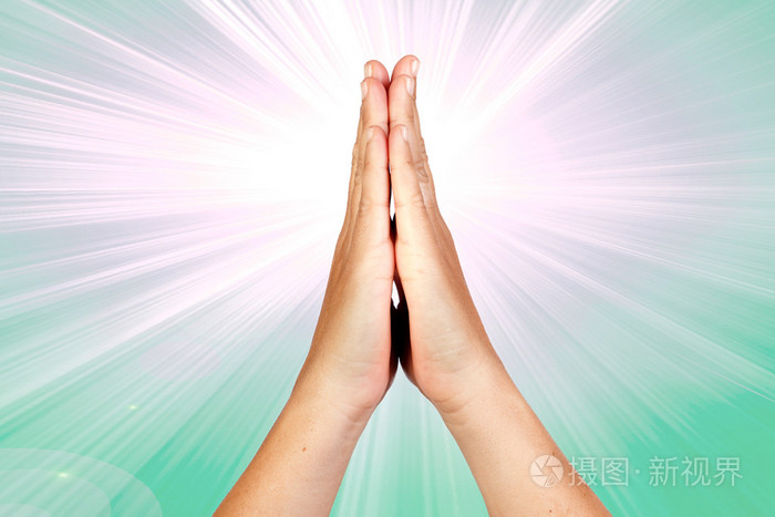 在祷告中相握的手