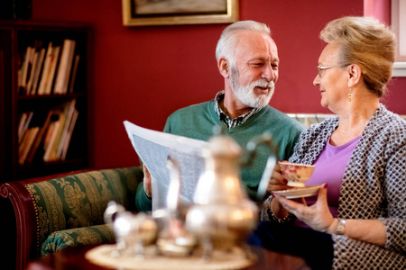 恋爱中的年长夫妇享受退休生活图片