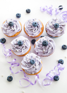 蓝莓和薰衣草的纸杯蛋糕