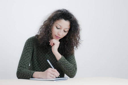 学习反思年轻的拉丁女人学习照片