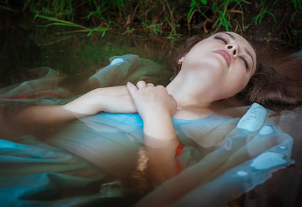 安静溺水素材图片