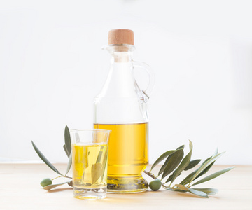 玻璃瓶装的橄榄油