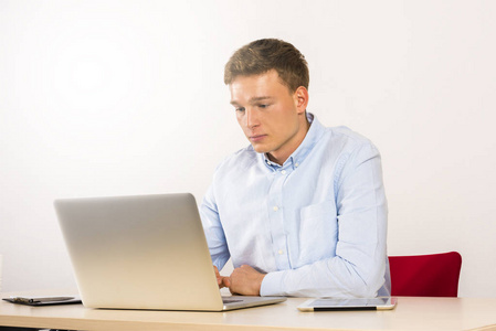 办公室工作人员使用计算机在桌上, 男性白种年轻人