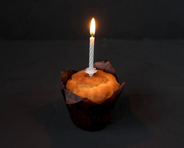 黑色背景上有蜡烛的蛋糕。哀悼之烛燃烧着