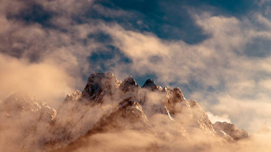 雪后意大利阿尔卑斯山的云层