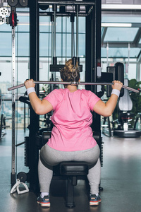 超重妇女在健身房训练用具锻炼