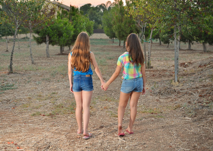 两个女孩子牵手照片图片