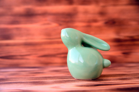 在木质背景的复活节陶瓷兔子