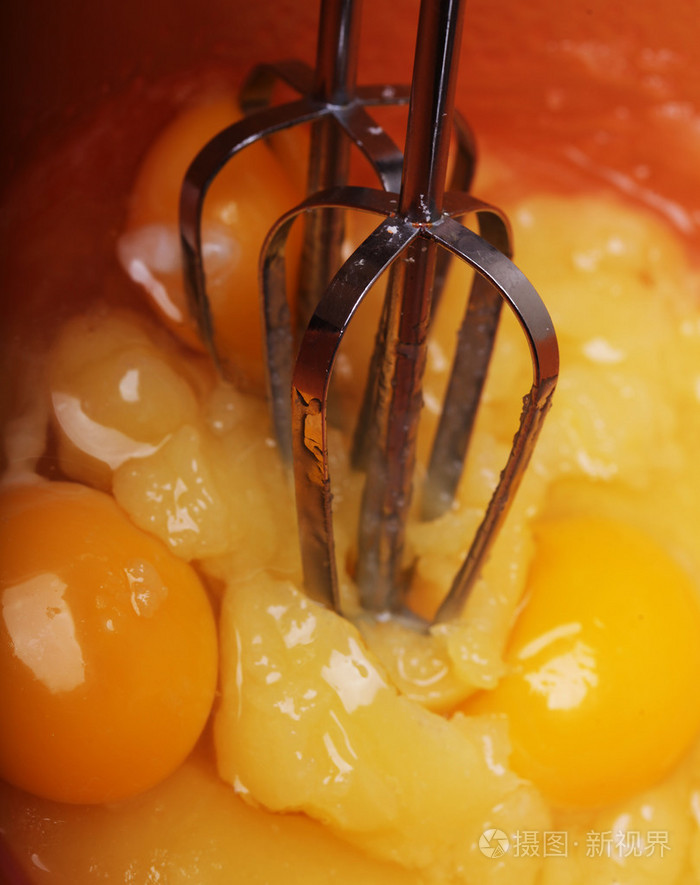 鸡蛋和糖搅拌碗中的准备烘烤