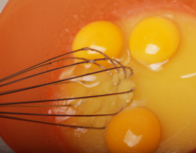 鸡蛋和糖搅拌碗中的准备烘烤图片