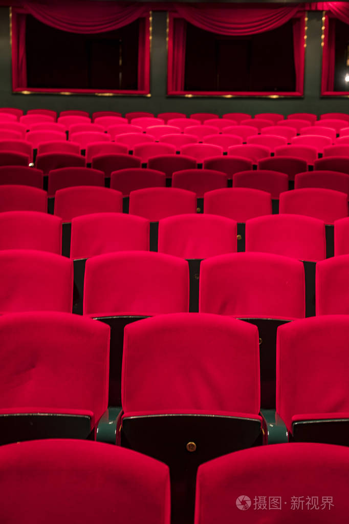 空剧院和歌剧中的红色座椅