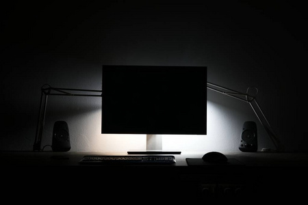 大型电脑显示屏在暗室里图片