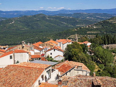 城市 Motovun 的鸟瞰在伊斯特拉, 克罗地亚和周围的风景