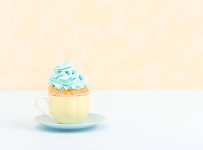 蛋糕与蓝色奶油装饰在板黄色粉彩水平横幅。简约静物概念