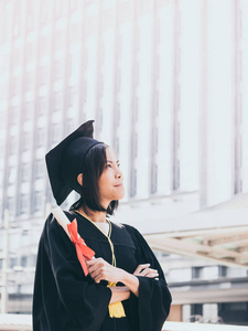 毕业日, 亚洲女子毕业帽及长袍持有文凭, 成功理念