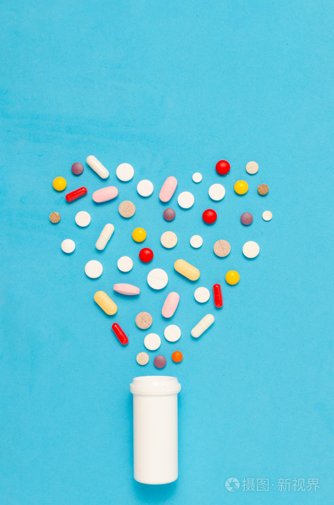 蓝色背景下的药物和抗生素心形瓶