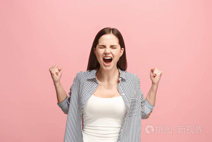 年轻的情绪愤怒的女人尖叫粉红色工作室背景