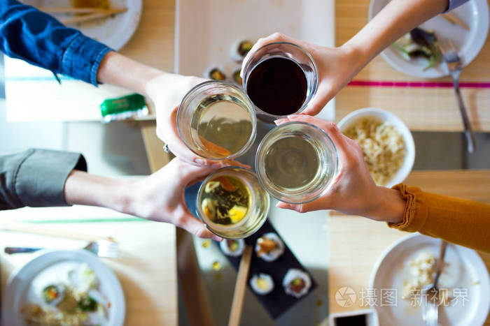 四名年轻妇女在家里吃葡萄酒时喝酒