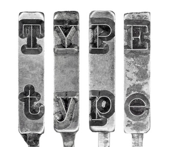 在孤立在白色的老打字机 typebar 字母词类型