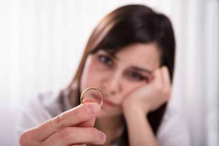 女子手捧婚金戒指