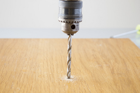 刀固定门锁的特写固定家具铰链, 使用, 十字螺丝刀螺丝刀[木] 钻孔机