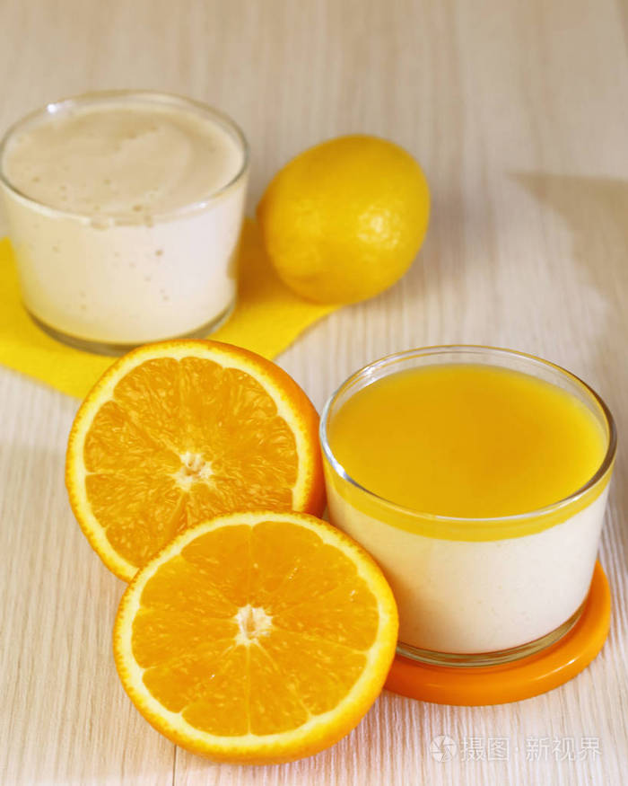 食物智世陶意大利牛奶柑橘甜点由酸奶和奶油与柠檬和橙色