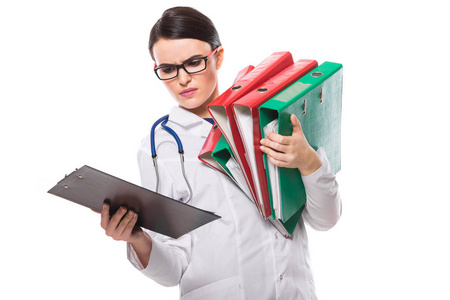 年轻自信的女医生持有文件文件夹和剪贴板在白色背景下隔离