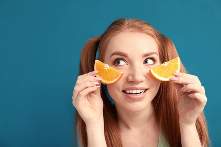 彩色背景柑橘果片的滑稽少妇