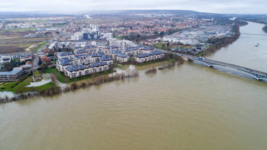 La 塞纳河洪水在 Carrieres 苏 Poissy 市, 1月3日