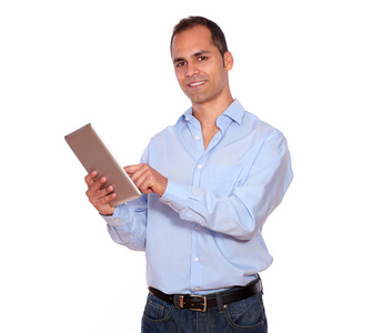 西班牙裔美国人使用他的 tablet pc 的成年男子